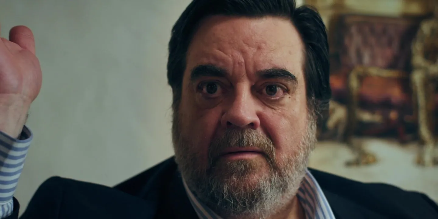 Carlos Portaluppi, de traje, con cara de espanto